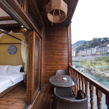 Flower Time Inn Fenghuang Buitenkant foto