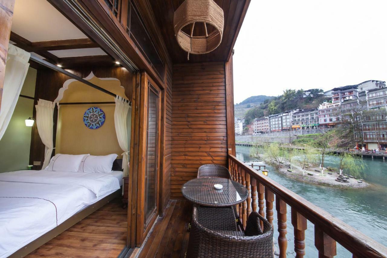Flower Time Inn Fenghuang Buitenkant foto
