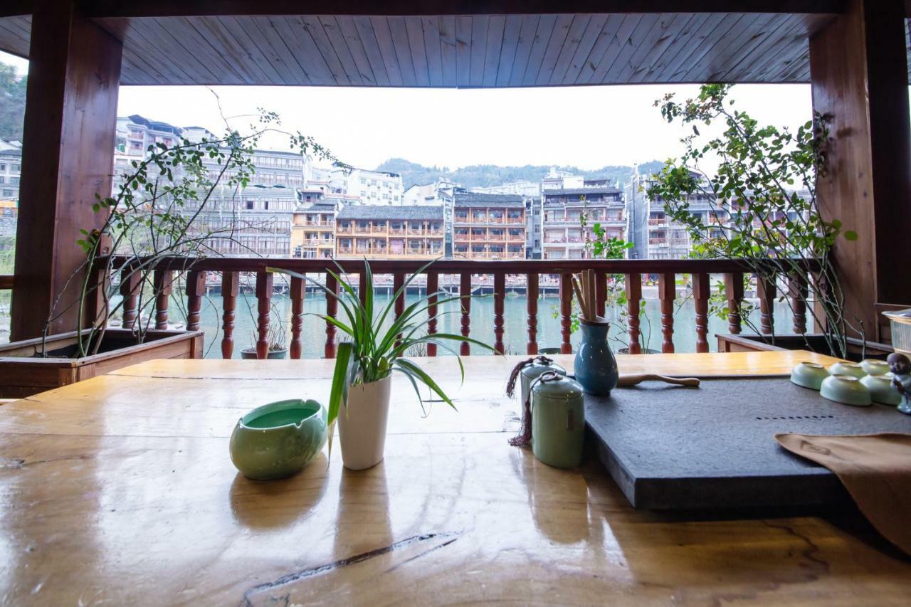 Flower Time Inn Fenghuang Buitenkant foto